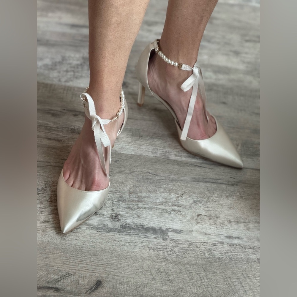 STUART WEITZMANN Cream Heels with Pearl Ankle Strap, Elegant Design